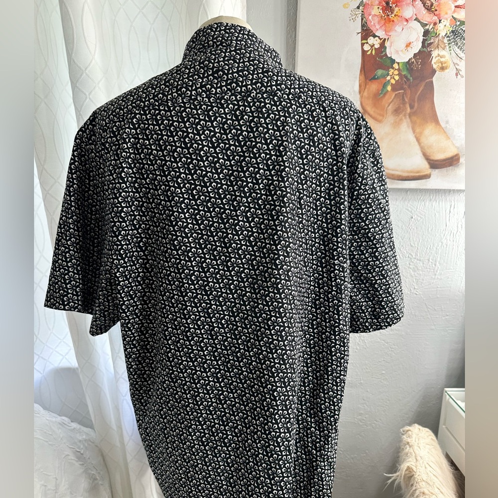 Men’s switch button down top size - Picture 2 of 4